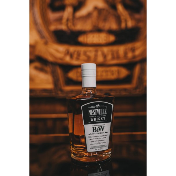 Nestville Whisky Black & White Gave�ske m. T-shirt 70 cl. - 40%